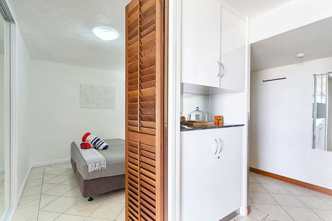Cairns Esplanade Apartment - New South Wales Tourism  0