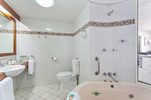 Cairns Esplanade Apartment - New South Wales Tourism  1