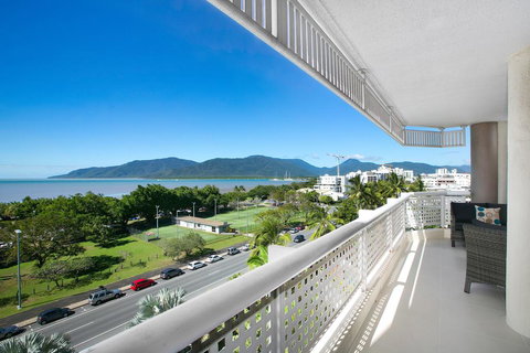 Cairns Luxury Seafront Apartment - New South Wales Tourism  2