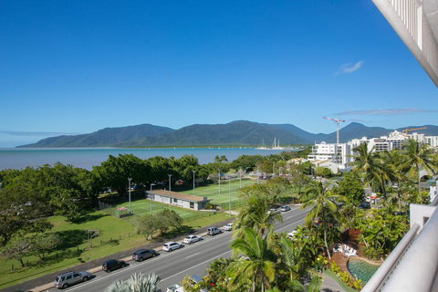 Cairns Luxury Seafront Apartment - New South Wales Tourism  1