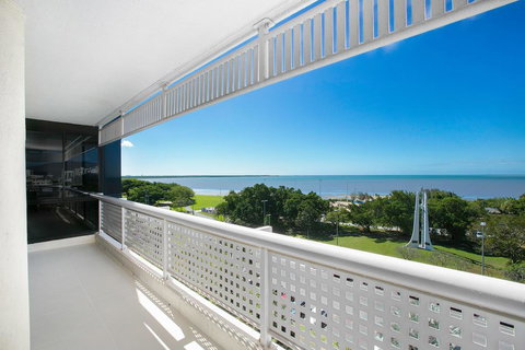 Cairns Luxury Seafront Apartment - New South Wales Tourism  3