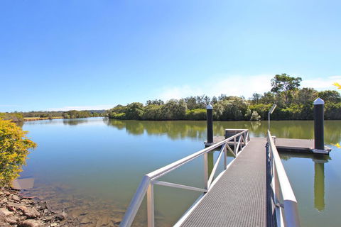 Campbell 7 - Large Queenslander On Maroochy River - New South Wales Tourism  1