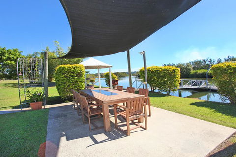 Campbell 7 - Large Queenslander On Maroochy River - New South Wales Tourism  3