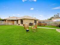 CAPEL Family Home large yard close to beach