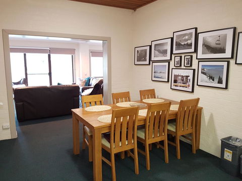 Cedarwood Apartments - New South Wales Tourism  0