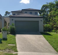 Central Gold Coast Large Modern Elevated House - New South Wales Tourism 