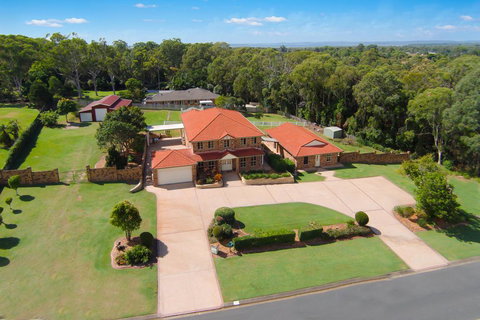 Charming Brisbane Acreage Pool - New South Wales Tourism  1