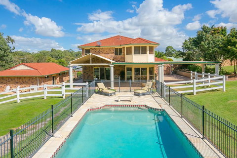 Charming Brisbane Acreage Pool - New South Wales Tourism  0