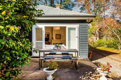 Charming Mountain Cottage - New South Wales Tourism  0