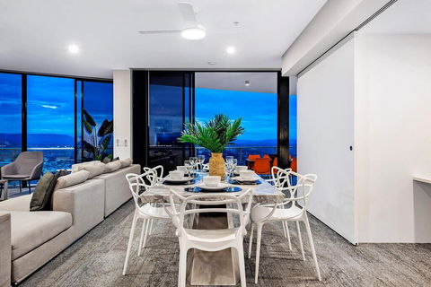 Circle On Cavill Subpenthouse - New South Wales Tourism  3
