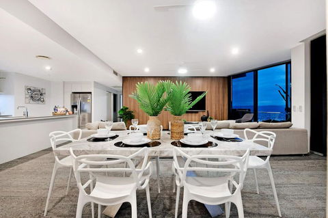 Circle On Cavill Subpenthouse - New South Wales Tourism  2