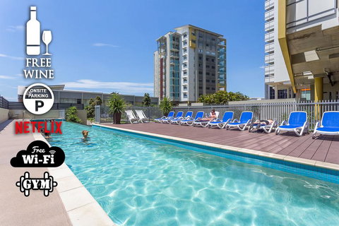 CITY PENTHOUSE , Views, Wine, Pool, Gym, Netflix - New South Wales Tourism  0