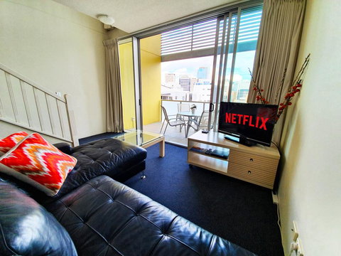 CITY PENTHOUSE , Views, Wine, Pool, Gym, Netflix - New South Wales Tourism  3