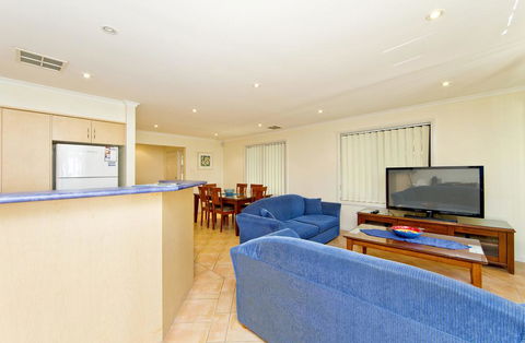 Close To Beaches And Local Attractions! - New South Wales Tourism  1