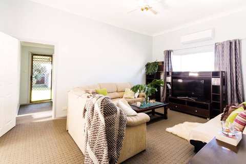 Coal D' Vine Cottage - Cessnock NSW - New South Wales Tourism  3