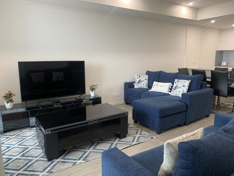 Comfortable & Convenient Living Close To Airport - New South Wales Tourism  3