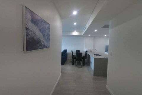 Comfortable & Convenient Living Close To Airport - New South Wales Tourism  1