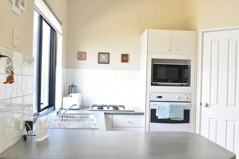 Comfortable 2 Bedroom Unit With Garden - New South Wales Tourism  1