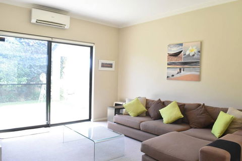 Comfortable 2 Bedroom Unit With Garden - New South Wales Tourism  0