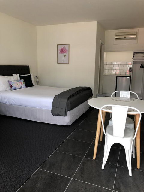Commodore Motor Inn - New South Wales Tourism  3