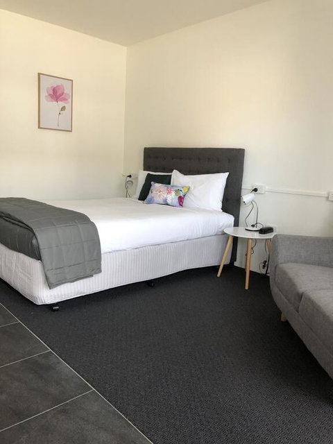 Commodore Motor Inn - New South Wales Tourism  2
