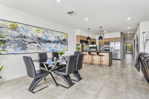 CONROE EXECUTIVE TOWNHOUSE - MODERN & STYLISH - New South Wales Tourism  2