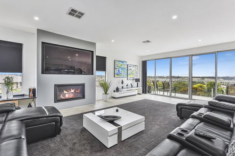 CONROE EXECUTIVE TOWNHOUSE - MODERN & STYLISH - New South Wales Tourism  0