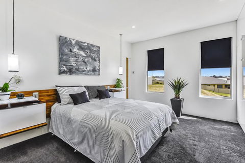CONROE EXECUTIVE TOWNHOUSE - MODERN & STYLISH - New South Wales Tourism  3