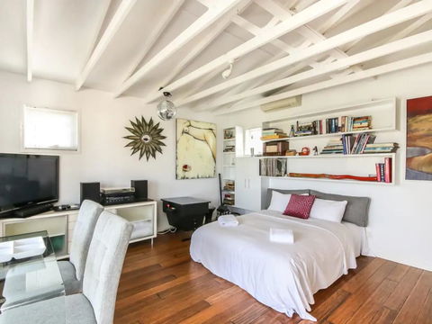 Cool Architect-Designed Studio Close To CBD - New South Wales Tourism  0