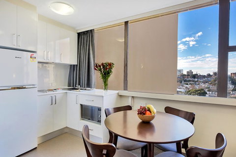 Cosmopolitan Apartment At College St - New South Wales Tourism  0