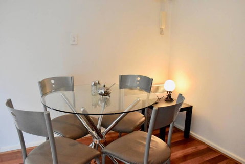 Cosy 1 Bedroom Apartment In Trendy Northcote - New South Wales Tourism  3