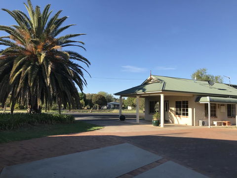 Country Gardens Motor Inn - New South Wales Tourism  0