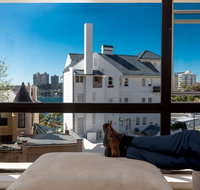 Couple's Gateway in Sunny Elizabeth Bay - New South Wales Tourism 