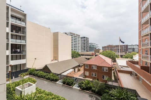 Cozy 2BR Apt 1MinWalkToTrain Bus Shopping Sleeps8 - New South Wales Tourism  3