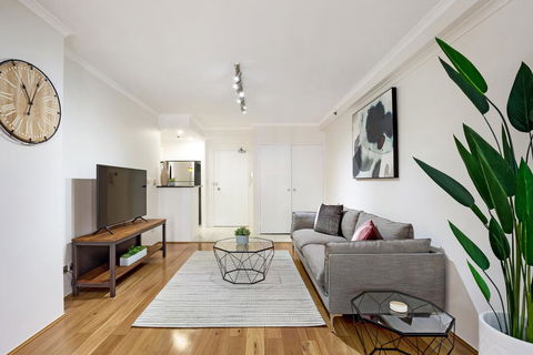 Darlinghurst One Bedroom Modern Self-Contained Apartment With Parking - Easy Access To Sydney CBD (45 PEL) - New South Wales Tourism  1