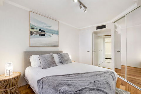 Darlinghurst One Bedroom Modern Self-Contained Apartment With Parking - Easy Access To Sydney CBD (45 PEL) - New South Wales Tourism  3
