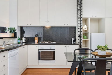 Deluxe Unit With Pool, Parking And Gym Near Beaches - New South Wales Tourism  2