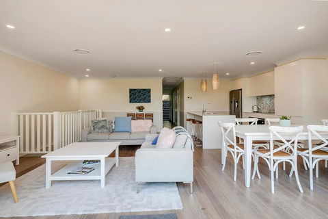 DESIGNER HOLIDAY BEACH PAD // 4 BED // COPA - New South Wales Tourism  3