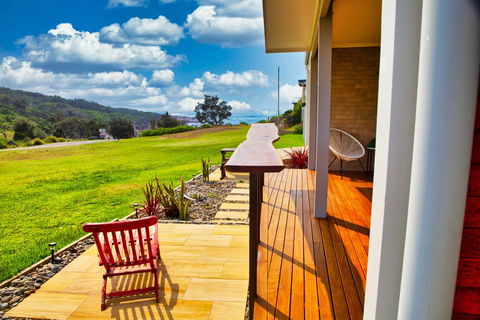 Dolphin Studio Apartment, 1a Ocean Street - New South Wales Tourism  1