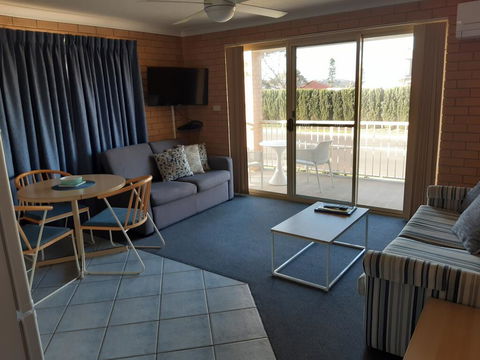 Dolphins Of Mollymook Motel And Fifth Green Apartments - New South Wales Tourism  1