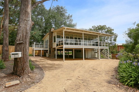 DROMANA BEACH SHACK... - New South Wales Tourism  1