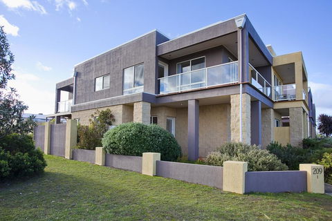Esplanade Frontage 1-209 - New South Wales Tourism  0