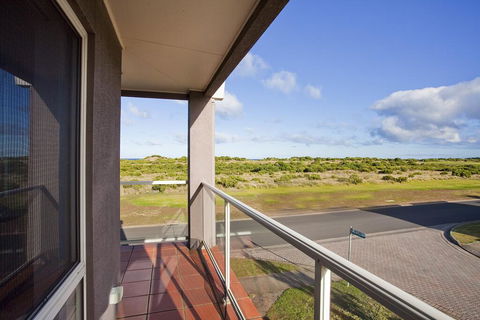 Esplanade Frontage 1-209 - New South Wales Tourism  1