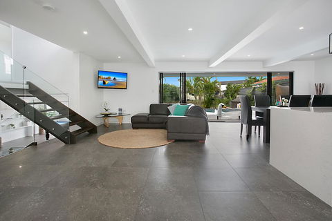 Essence Of Broadbeach - New South Wales Tourism  1