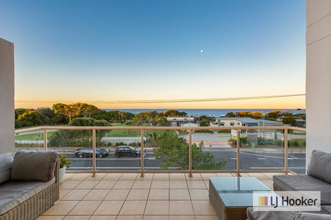 EXCLUSIVE OCEAN VIEW PENTHOUSE ON MARINE PARADE - New South Wales Tourism  3