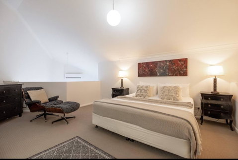 Fabulous Kangaroo Point 3 Bedroom Apartment - New South Wales Tourism  0