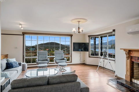 FAMILY With Children Of All Ages - Water/Bridge View - New South Wales Tourism  3