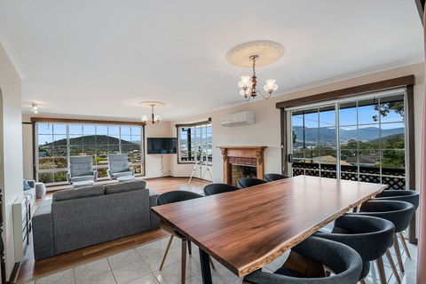 FAMILY With Children Of All Ages - Water/Bridge View - New South Wales Tourism  1