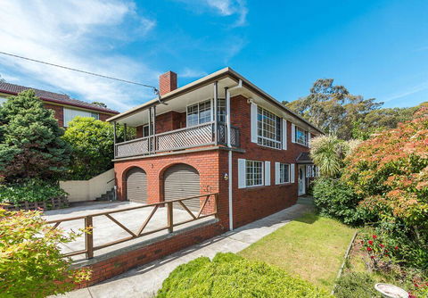 FAMILY With Children Of All Ages - Water/Bridge View - New South Wales Tourism  0