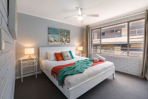 Family, Romance, Fun On Kings Beach - New South Wales Tourism  3